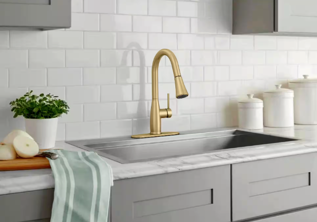 Glacier Bay- Garrick Single-Handle Pull-Down Sprayer Kitchen Faucet in Matte Gold